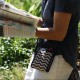 Tellement pratique, cette pochette de voyage sécurisée se transforme en une sacoche élégante et discrete du quotidien