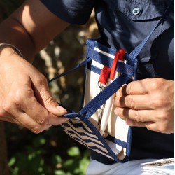 Gardez les mains libres grâce à cette petite pochette à bandoulière pratique, à la contenance surprenante