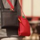 Une pochette bandoulière rouge pour garder les mains libres, fabriqué en France par du personnel en situation de handicap