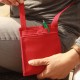 Le Ti Sac peut être utilisé comme un sac à main léger, une pochette de soirée chic ou une sacoche de voyage pratique