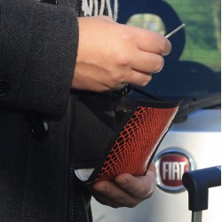 Ce petit sac à main insolite au look moderne et au style épuré est bien plus qu'une pochette de voyage chic