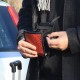 Ce petit sac à main insolite au look moderne et au style épuré est bien plus qu'une pochette de voyage chic
