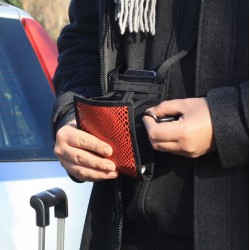 Ce petit sac à main insolite au look moderne et au style épuré est bien plus qu'une pochette de voyage chic