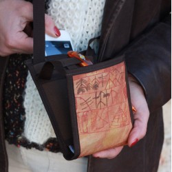 Un petit sac bandoulière ethnique et chic, pour une soirée, un voyage, ou pour avoir tous les jours l'esprit tranquille