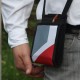 Cette pochette, accessoire indispensable de voyage, accueille billets, monnaie, cartes bancaires, passeport et smartphone