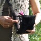 Pratique et super astucieux, ce petit sac bandoulière made in France, au style minimaliste est breveté