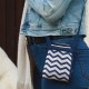 Un sac sympa sécurisé et discret au motif chevron bleu / écru pour aller au coin de la rue ou voyager au bout du monde