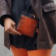 Sur ou sous vos vêtements, tout sera à portée de vos mains dans cette petite sacoche bandoulière discrète et légère