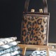 Gardez les mains libres grâce à cette pochette au motif leopard, à la contenance surprenante malgré son petit format 