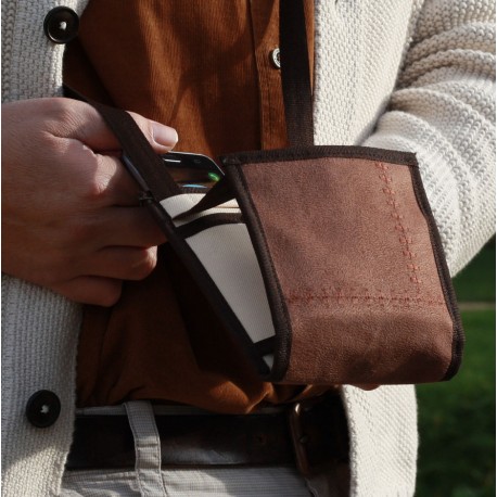 Un petit sac bandoulière design, unique pour voyager ou pour un quotidien pratique, confectionné en France