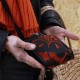 Les mains libres avec l'essentiel protégé avec vous grâce à ce sac besace antivol léger en velours orange