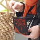 Lavable en machine, ce petit sac à main créateur tendance aux allures d'une sacoche bandoulière légère est fabriquée en France