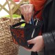 Ce sac besace en velours orange original breveté devient facilement une sacoche de voyage femme très élégante