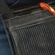 Un sac à main homme noir plat et léger aux multiples compartiments pour smartphone, cartes bancaires, passeport, etc