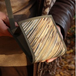 Rangez vos papiers dans ce petit sac de voyage extra-plat ou exploitez tout son potentiel comme un vrai petit sac besace