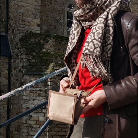 Les mains libres avec l'essentiel protégé avec vous grâce à ce sac besace antivol léger en tissu robuste et légère