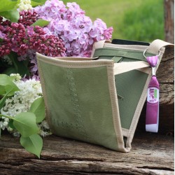 Ce sac bandoulière femme, breveté, léger au style minimaliste, est une petite sacoche femme très fonctionnelle pleine de malices