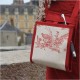 Garder vos mains libres avec cette pochette créateur en toile de Jouy, brevetée, d'une contenance surprenante.