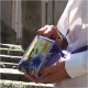 Porté en bandoulière, ce petit sac à main intelligent et discret garantit la protection de vos effets personnels essentiels