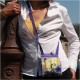 Bien plus qu'un micro-sac design minimaliste, cette petite sacoche très féminine est sécurisée et très pratique. 