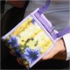 Cet organisateur de voyage polyvalent devient vite un accessoire du quotidien, à porter comme une pochette sac à main