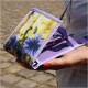 Sur ou sous vos vêtements, tout sera à portée de vos mains dans cette petite sacoche bandoulière au look printanier