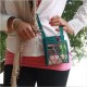 Avec son motif unique, cette sacoche pratique créateur devient un accessoire de mode, à l'allure charmante et printanière