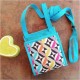 Notre hit-bag pour le Printemps-Été 2021, un petit sac bandoulière aux couleurs vives qui égayera vos journées