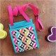 Avec son format réduit, ce sac à main hyper tendance créateur se faufile sous une veste, pour plus de discrétion et de sécurité.