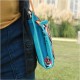 Ce sac besace en toile rigide ultra plat au format mini dispose de compartiments bien pensés pour garder l'essentiel