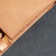 Une pochette bandoulière en cuir végétal aux finitions exceptionnelles, réalisée par un artisan d'Art - Breveté et unique