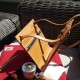 Un petit sac bandoulière aux finitions luxe en cuir au tannage végétal d'exception, confectionné par un artisan d'Art