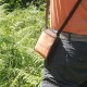 Porte-monnaie, passeport, cartes bancaire, smartphone, tout est à sa place dans ce petit sac insolite et breveté