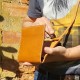 Un petit sac bandoulière aux finitions luxe en cuir au tannage végétal d'exception, confectionné par un artisan d'Art