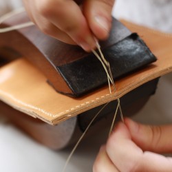 Confectionné par un artisan d'Art sculpteur sur cuir, ce petit sac en cuir au tannage végétal est une pièce d'exception. 