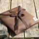 Des coutures et finitions d'exceptions pour ce petit sac besace pratique en cuir végétal, unique et brevetée 