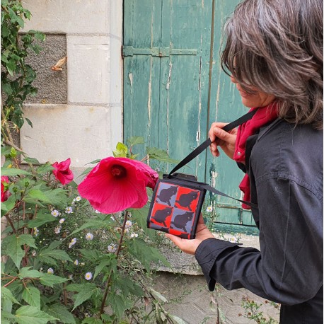 Un petit sac à main femme ultra léger aux compartiments bien pensés pour partir avec l'essentiel, en toute sécurité.