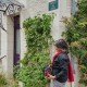 Ce sac besace rouge et noir original breveté devient facilement une sacoche de voyage élégante et insolite