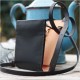 L'excellence du savoir-faire Made in France exprimé dans ce petit sac en cuir au tannage végétal, au design unique