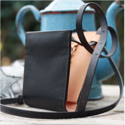 Un sac de créateur en cuir d'exception au design minimaliste, confectionné par un artisan d'Art sculpteur sur cuir - Made in Fra