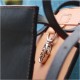 Une sacoche créateur pratique au caractère affirmé en cuir végétal, réalisé par un artisan d'Art - produit breveté