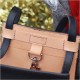 Un petit sac bandoulière aux finitions luxe en cuir au tannage végétal d'exception, confectionné par un artisan d'Art