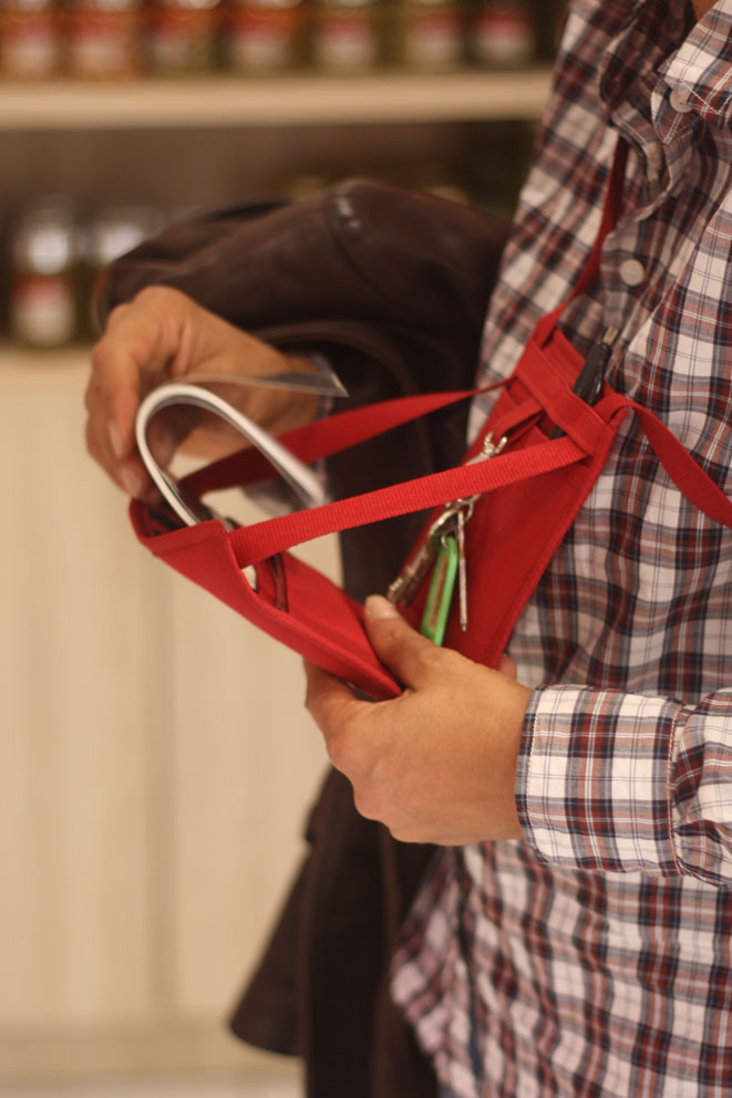 Ce petit sac bandoulière est idéal pour faire vos courses en conservant l'essentiel avec soi