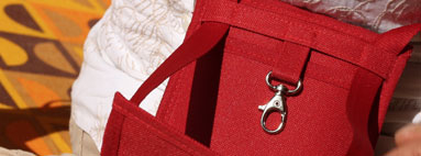 La gamme classique comprend des mini sacoches sécurisées avec des compartiments dédiés pour conserver l'essentiel ( cartes bancaires, chéquier, passeport, monnaie ) en toute discretion