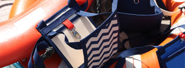 Le Ti Sac Marin, un petit sac bandoulière avec des compartiments sécurisés, au look marin, à utiliser comme pochette de voyage ou comme sac à main au quotidien