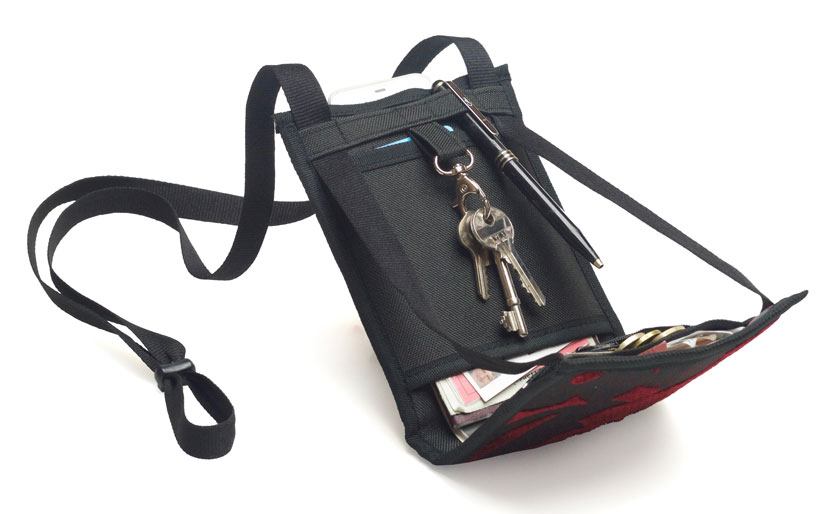 Ce mini sac dispose d'une capacité de rangement impressionante compte-tenu de son format minimaliste, tout est étudié pour accueillir votre essentiel, en voyage comme au quotidien
